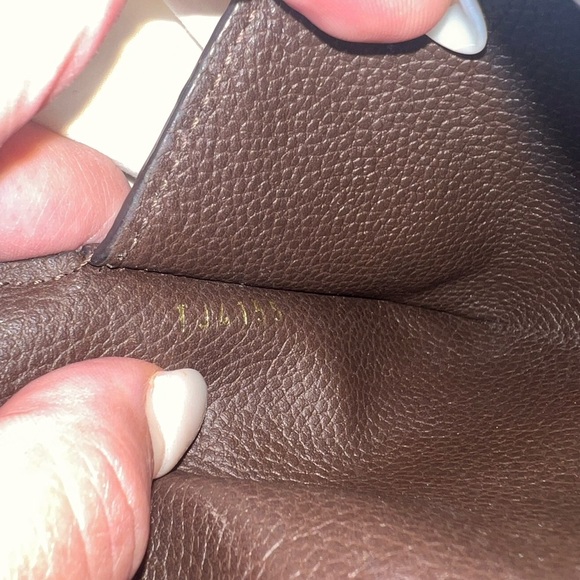 $500 🅿️🅿️ LOUIS VUITTON
Empreinte Key Pouch - Picture 2 of 8
